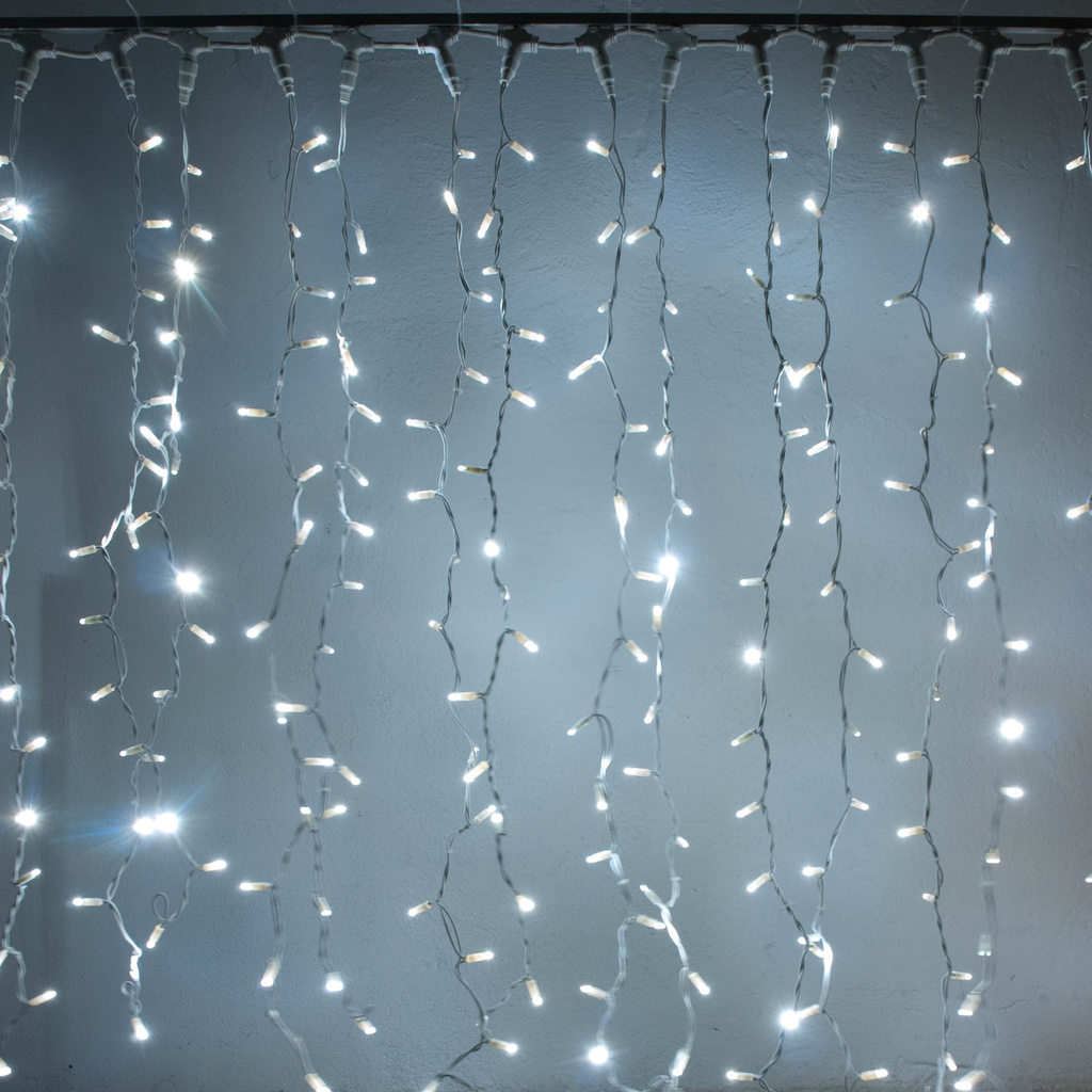 Očarujúce svetelné kaskády: Vytvorte si s LED závesmi rozprávkovú atmosféru